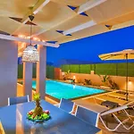 빌라 4 Bedroom 페티예